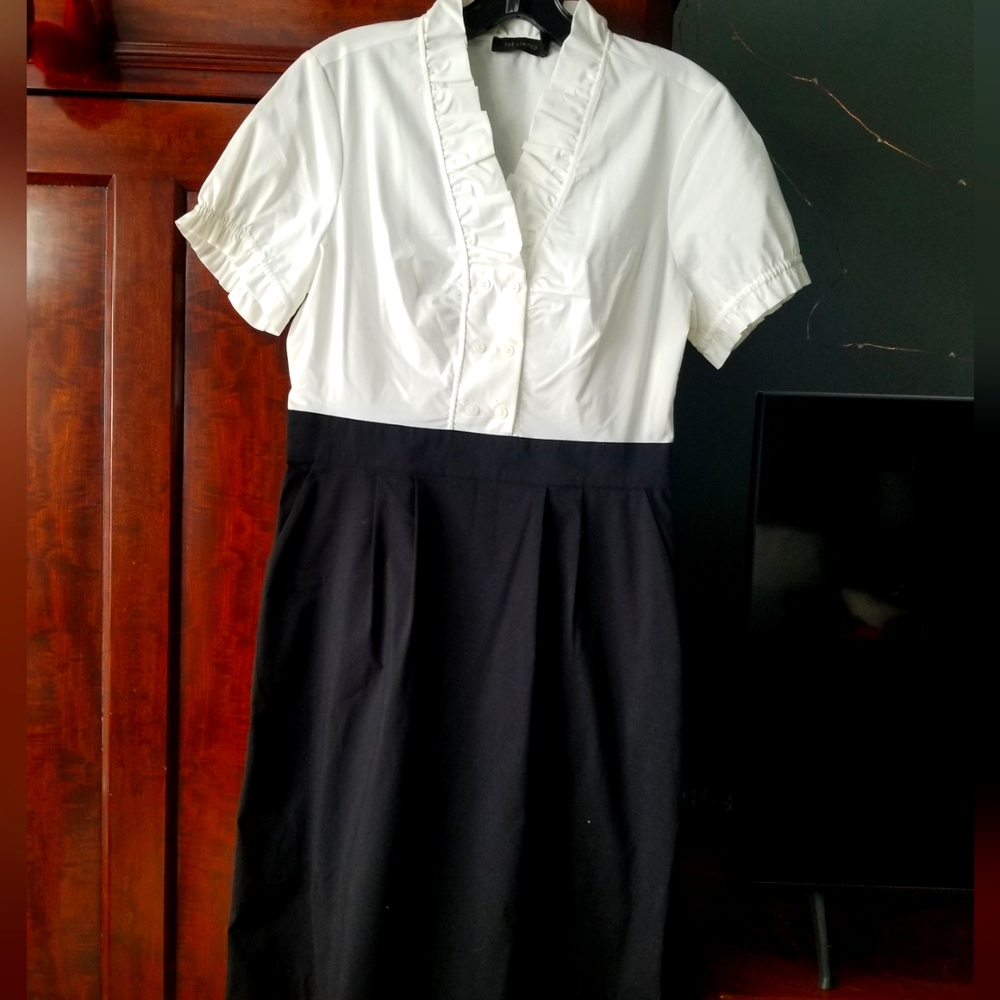 The Limited Dress. Blk/White with pockets. Cute front button detail. 38" Length